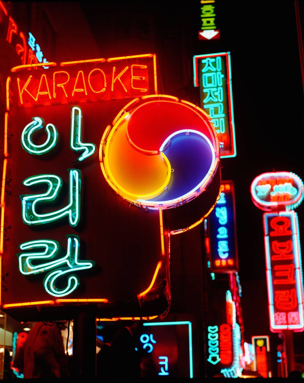 The Hottest Karaoke Bars In South Korea Ranked!